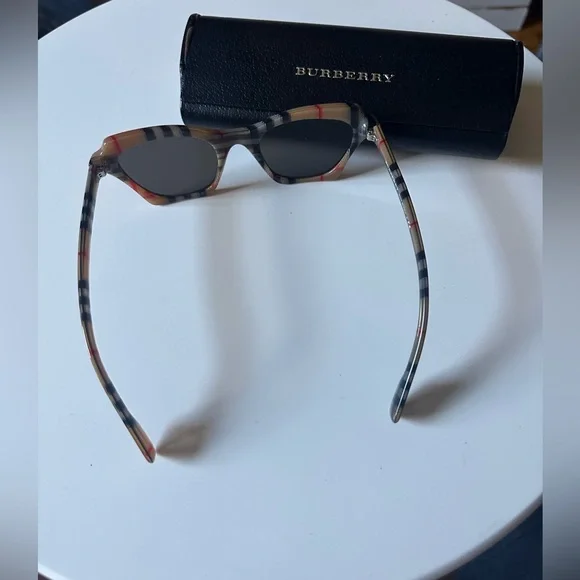 Burberry Vintage Check Square Frame Sunglasses, Excellent Condition - Picture 4 of 11
